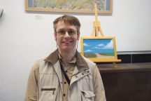 Mann mit Brille, allein_Vernissage 25_Lapislazuli